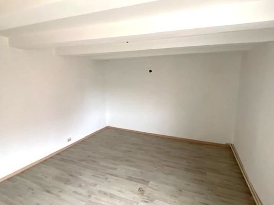 12  Kind OG hinten