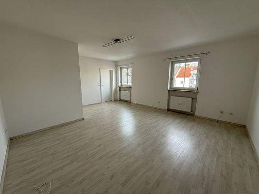 großzügiges Wohnzimmer mit Essbereich