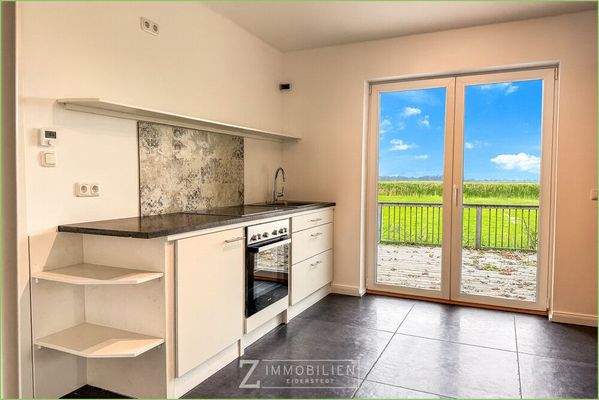 Moderne Küche mit ländlichem Ausblick