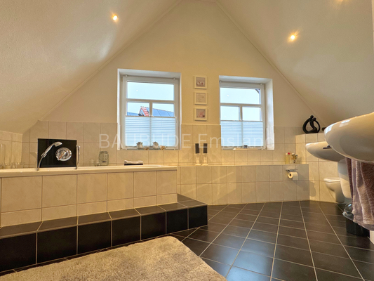 Tageslichtbad mit Badewanne und Dusche