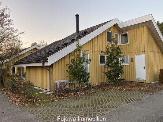 Eingangsseite mit Kfz Stellplatz vor dem Haus