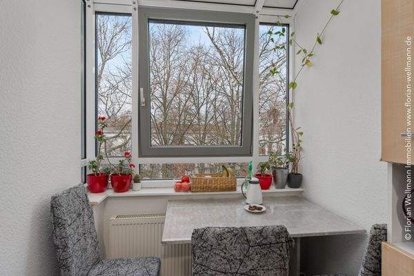 Kleiner Wintergarten mit Essecke an Küche angrenzend