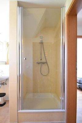 ferienhaus-cochem-badezimmer-mit-dusche.jpg005