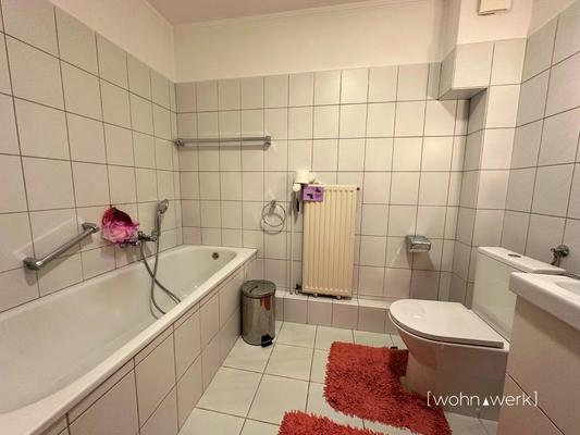 Badezimmer mit Badewanne & extra Dusche