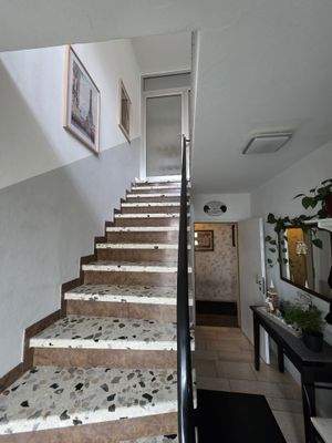 Flureingang zur 1.OG Wohnung 