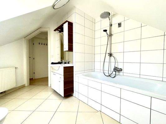 Bad mit Badewanne & WC