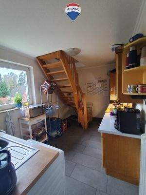 Küche mit EBK & Treppe unten