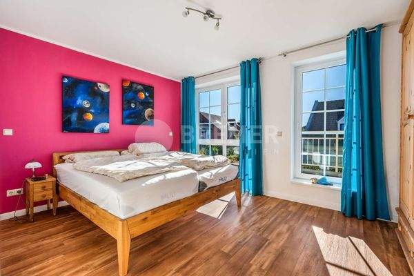 Zimmer 2 mit Balkonzugang OG