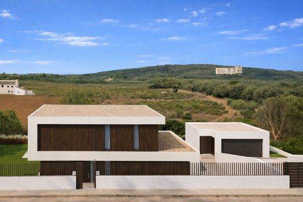 Straßenansicht der Villa mit Garage