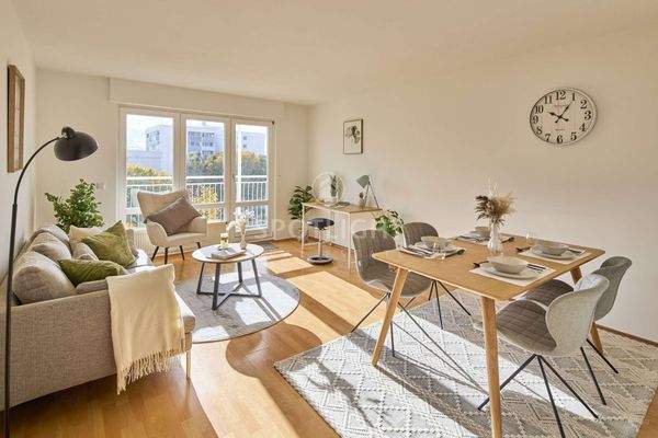 Helles Wohn- und Esszimmer