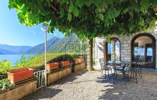 Villa mit direktem Seezugang in Argegno am Comer See