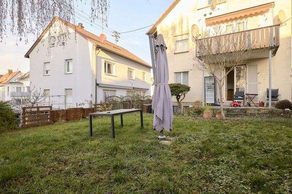 Blick in den Garten Richtung Haus