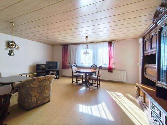 geräumiges Wohnzimmer