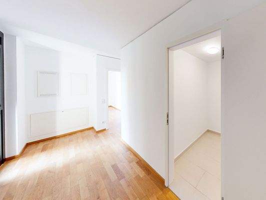 Heller Eingangsbereich mit Waschküche