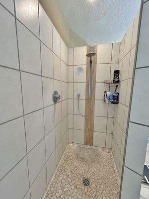 ... und abgetrenntem Duschbereich