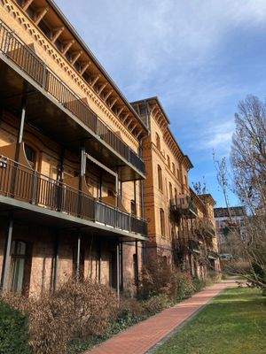 Rückseitige Hausansicht mit Spazierweg