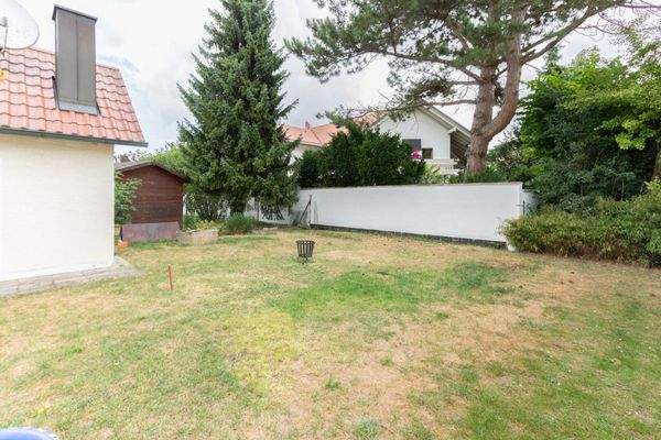 Gartenfläche angrenzend an Terrasse