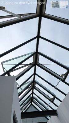 der Hausflur mit Lichtgaube