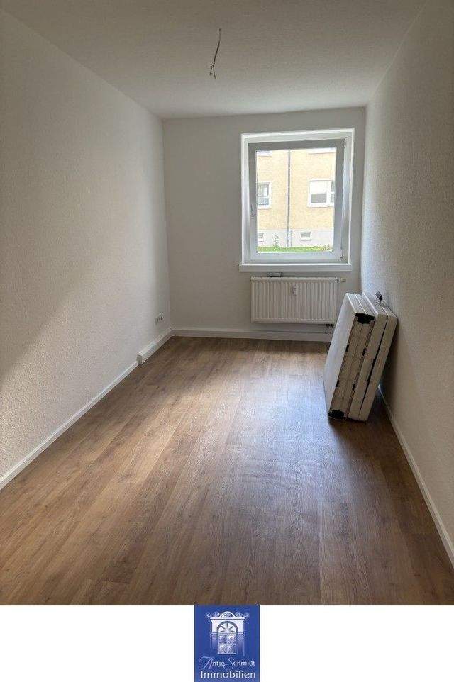 Sonnige Wohnung mit großem Balkon in ländlicher Umgebung! Modern renoviert! - Photo 2