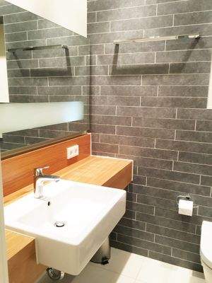 Kompaktes, stilvolles Badezimmer