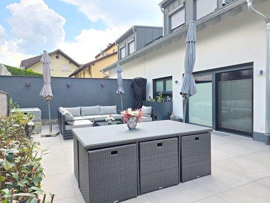 Großzügige Terrasse mit ca. 70 m²