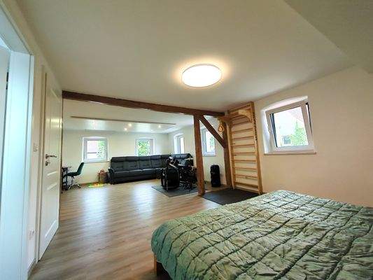 Zimmer OG (Schlafen, Musik, Sport, Büro?)