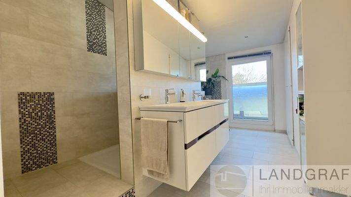 Badezimmer mit Dusche