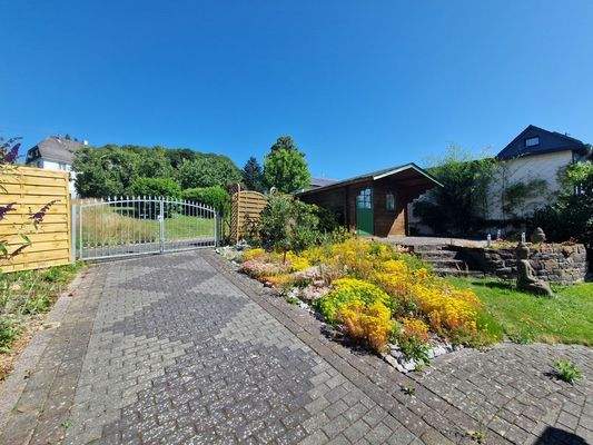 Zufahrt und Gartenhaus