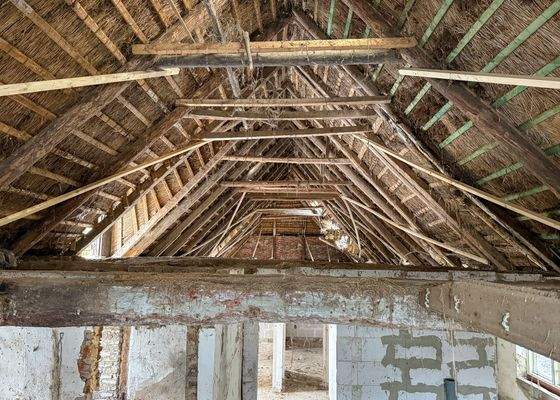 9 Dachstuhl Reetdachkate.jpg