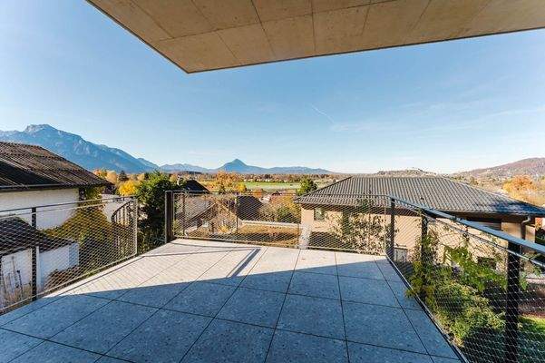 Eine der Terrassen mit traumhaftem Weitblick auf die Stadt Salzburg