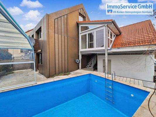 Außenansicht mit Pool