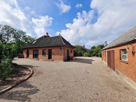 Seitlicher Blick auf den Schuppen und den HWR Eingang