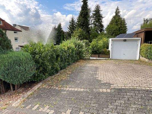 Garage und Stellplatz der OG-Wohnung