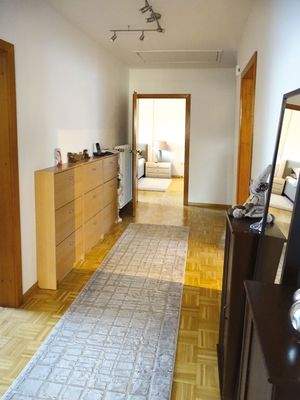 links Gäste, rechts Küche, geradeaus SZ