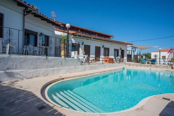 Kreta, Tavronitis: Villa mit Meerblick und 3 unabhängigen Apartments zu verkaufen