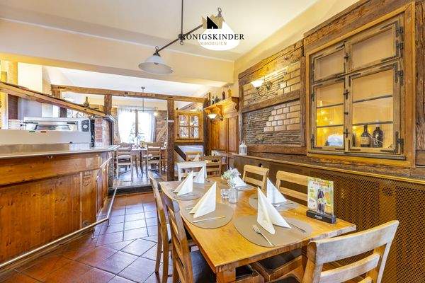 Sitzbereich mit Holztischen