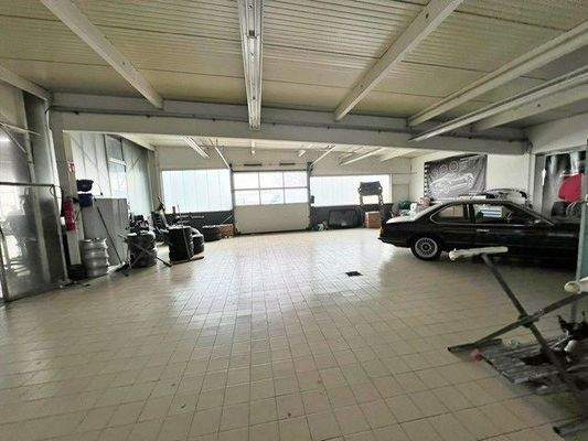 Halle Mitte mit Sektional Tor