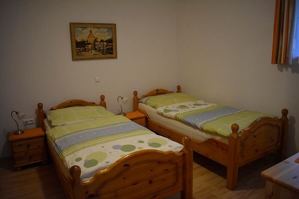 Schlafzimmer mit getrennten Betten