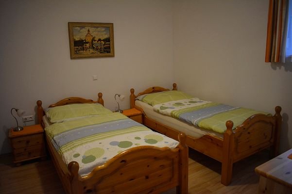 Schlafzimmer mit getrennten Betten
