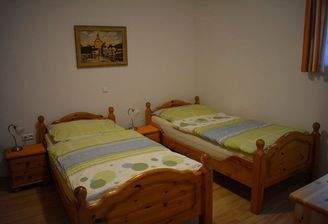 Schlafzimmer mit getrennten Betten