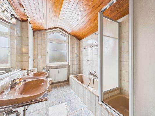 Großes Tageslichtbad mit Badewanne und Dusche!