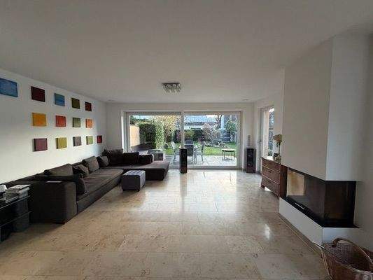 Wohnzimmer mit offenem Kamin