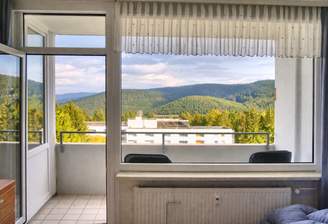 Offenes Zimmer mit Bergblick.png