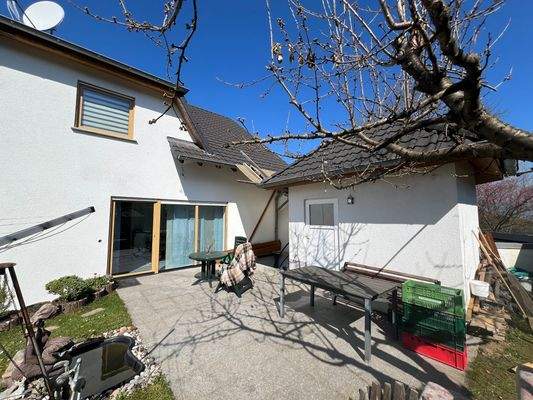 Rückansicht mit Terrasse und Nebengebäude