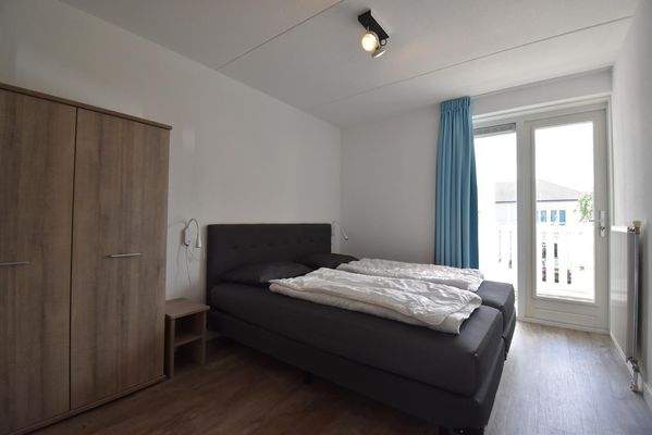 ferienwohnung-schlafzimmer-cape-helius-balcony-zugang-boxspring006