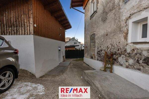 Eingangsbereich und Nebengebäude