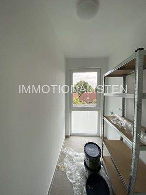 Abstellraum mit Waschmaschinenanschluss