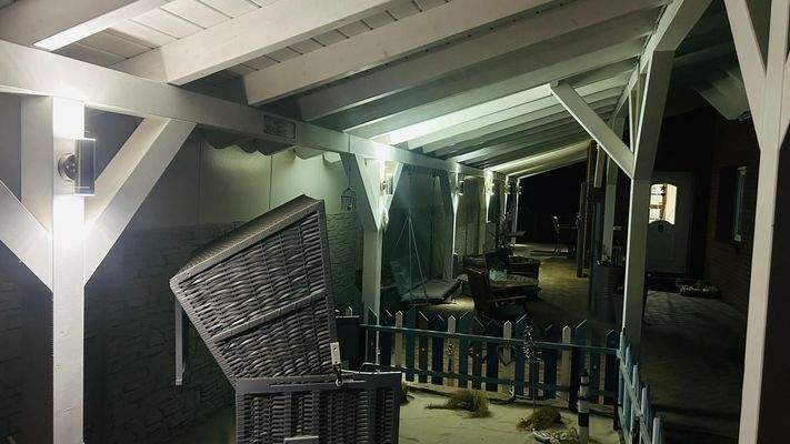 überdachte Sitzfläche
