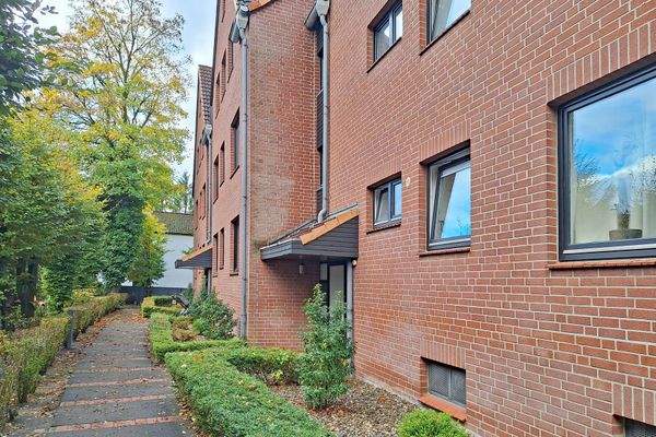 Ansicht der Gebäudeseite mit den Eingängen