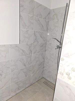 GästeWC mit ebenerdiger Dusche